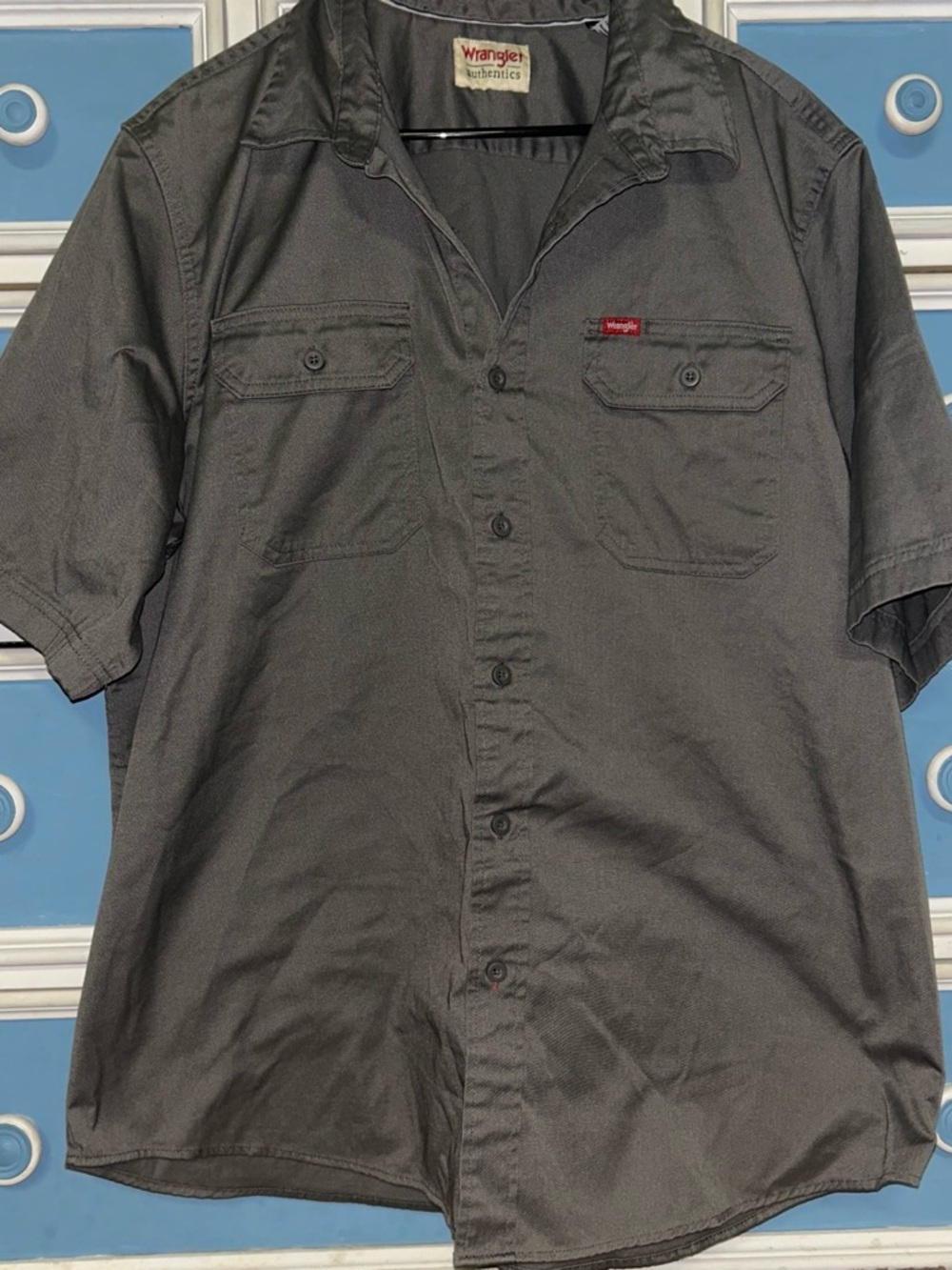 Wrangler Short Sleeve Button-Down Shirt in Charcoal Gray